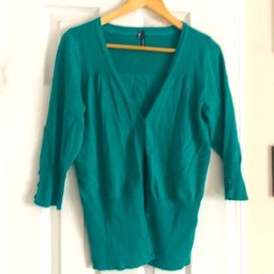 Cardigan. Three-quarter sleeves
